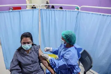 ANTARA YANG DAPAT SUNTIKAN: Pekerja jagaan kesihatan di Indonesia mendapat suntikan vaksin Covid-19. - Foto EPA-EFE/Dedi Sinuhaji