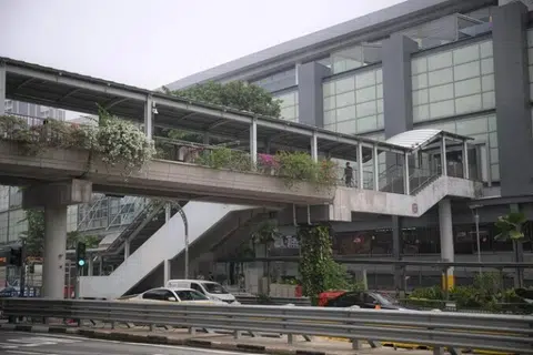 Pejalan kaki masih boleh menyeberangi jalan raya menggunakan jejantas melalui tingkat dua AMK Hub.