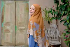 SANGGUP JADI APA SAHAJA: Kerana minatkan animasi 'Nussa' yang melucukan tetapi sarat nilai Islam, Dewi Sandra sanggup pinjamkan suara bagi watak kucing, bunyi pintu atau air mendidih. Beliau kemudian diberi watak 'Tante Dewi' yang kecoh. - Foto INSTAGRAM DEWI SANDRA