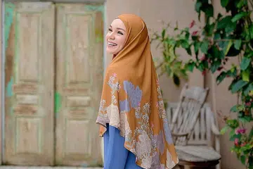 SANGGUP JADI APA SAHAJA: Kerana minatkan animasi 'Nussa' yang melucukan tetapi sarat nilai Islam, Dewi Sandra sanggup pinjamkan suara bagi watak kucing, bunyi pintu atau air mendidih. Beliau kemudian diberi watak 'Tante Dewi' yang kecoh. - Foto INSTAGRAM DEWI SANDRA