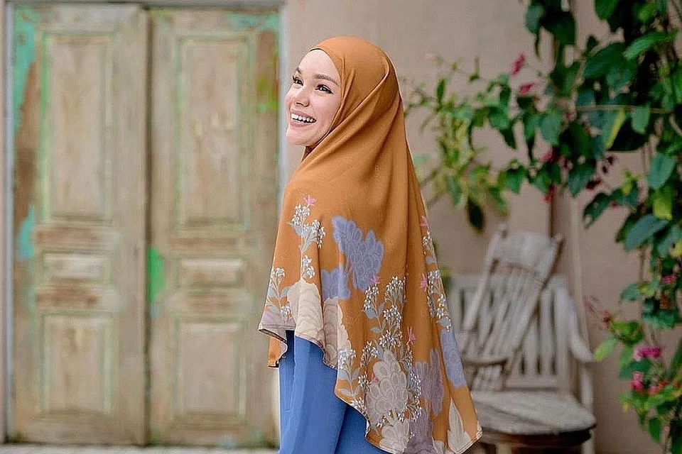 SANGGUP JADI APA SAHAJA: Kerana minatkan animasi 'Nussa' yang melucukan tetapi sarat nilai Islam, Dewi Sandra sanggup pinjamkan suara bagi watak kucing, bunyi pintu atau air mendidih. Beliau kemudian diberi watak 'Tante Dewi' yang kecoh. - Foto INSTAGRAM DEWI SANDRA