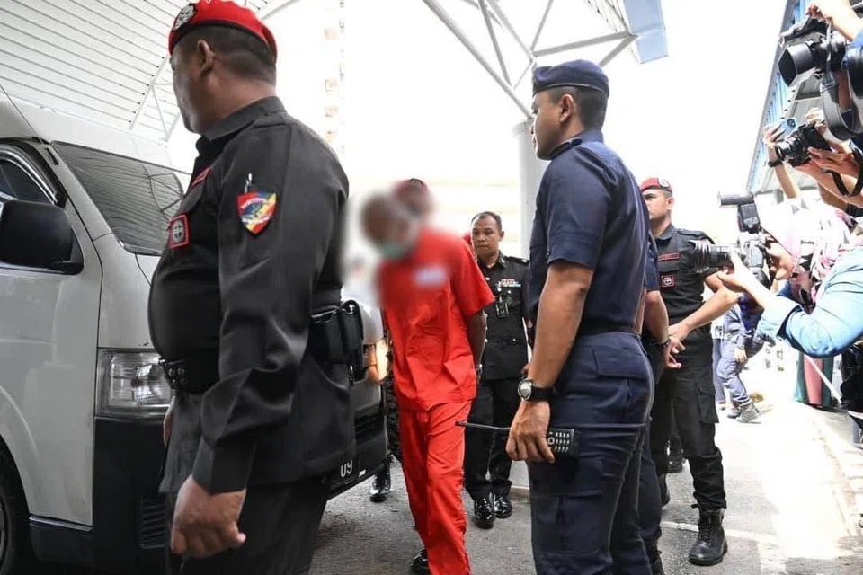 Duda lima anak, Mohd Affendi Awang, 42 tahun (tengah), dikenakan hukuman enam sebatan di khalayak ramai di sebuah masjid di Terengganu atas kesalahan khalwat kali ketiga.