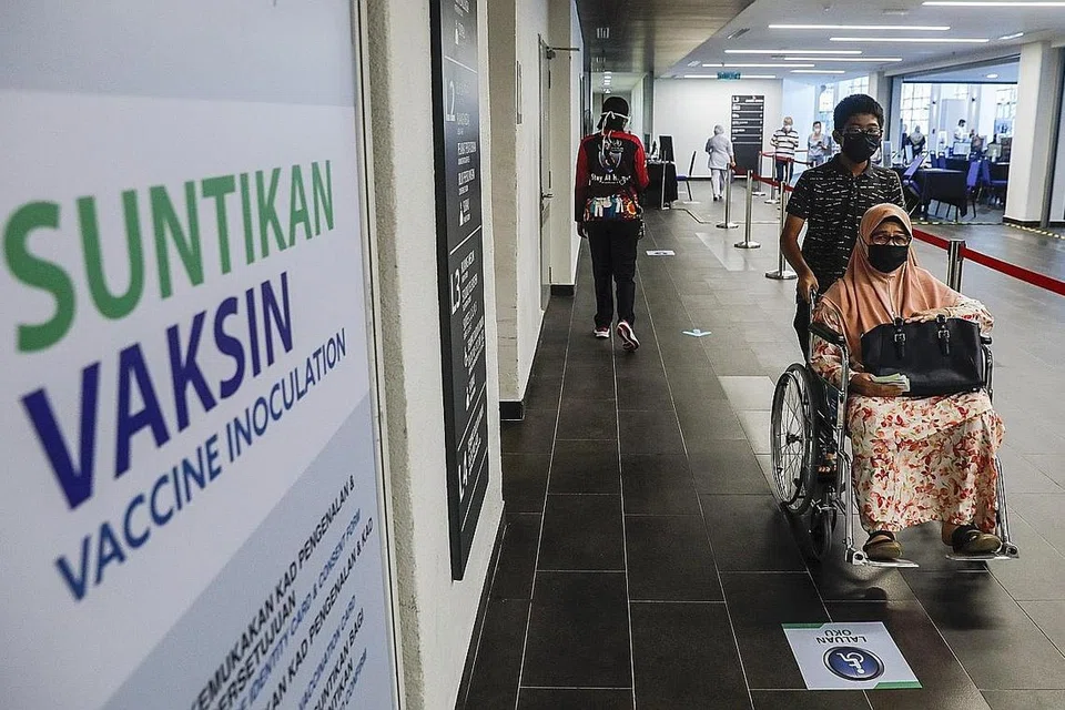 MAHU PERLINDUNGAN: Orang ramai tiba di pusat vaksinasi di Bukit Jalil, luar Kuala Lumpur Malaysia, untuk mendapat suntikan vaksin bagi melindungi diri daripada dijangkiti virus Covid-19. - Foto EPA-EFE