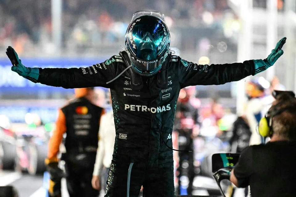 TEMPAT PERTAMA: Pelumba Mercedes dari Britain,George Russell, meraikan kemenangannya selepas Perlumbaan Formula Satu (F1) Grand Prix Singapura Singapore Airlines di Litar Lumba Marina Bay pada 5 Oktober.