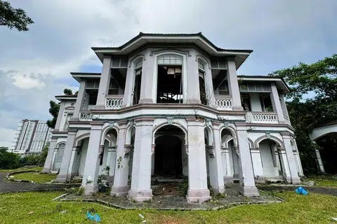 Antara bangunan terbengkalai yang pernah dilawati Encik Muhammed Ruzaimi Mohd Noh ialah Galeri Seni Johor Bahru, yang terletak tidak jauh dari Hospital Sultanah Aminah.