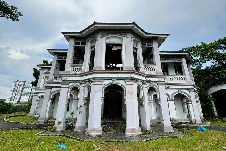 Antara bangunan terbengkalai yang pernah dilawati Encik Muhammed Ruzaimi Mohd Noh ialah Galeri Seni Johor Bahru, yang terletak tidak jauh dari Hospital Sultanah Aminah.