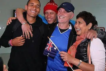 KELUARGA RAPAT: (Dari kiri) Nick Kyrgios bersama abangnya, Christos; bapanya, Giorgos; dan ibunya Norlaila. - Foto FACEBOOK NICK KYRGIOS