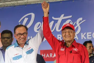 BANTU KEMPEN: Tun Dr Mahathir (kanan) mengakui gembira dapat berkempen untuk Datuk Seri Anwar Ibrahim (kiri) dalam Pilihan Raya Kecil (PRK) Port Dickson, malam kelmarin. - Foto EPA