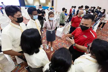 BERAMAH MESRA: Encik Zaqy sempat beramah mesra dengan para pelajar yang menghasilkan pelbagai video bagi menghargai sumbangan NSMen. - Foto ZAOBAO