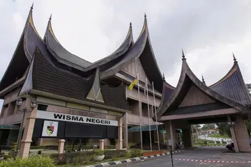 Bangunan Dewan Undangan Negeri (DUN) Negeri Sembilan di Wisma Negeri, Seremban, Negeri Sembilan, tempat sepatutnya berlangsung Sidang DUN.