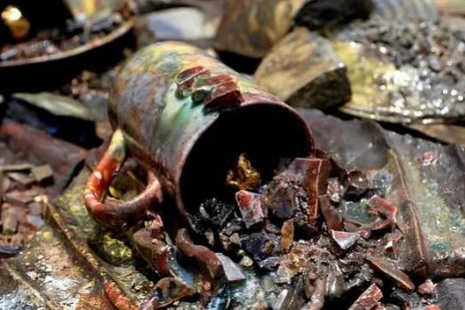 KARYA ARCA: Salah satu rekaan arca artis seni halus, Cik Delia Prvacki, bernama Rare Earth (Mencari emas dan logam berharga di sekeliling dunia) memaparkan kepingan seramik sadur dan kemasan keemasan yang dipasang pada bahan kayu. - Foto TAUFIK A. KADER 