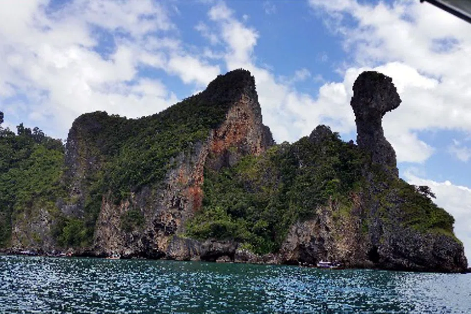 UNIK: Pulau ini dinamakan Pulau Ayam kerana bentuk batunya persis haiwan tersebut. Pulau ini antara tiga pulau yang boleh dikunjungi di Krabi, malah keluarga penulis menyewa bot ketika menziarahi kesemuanya. - Foto-foto ihsan SITI SYAHIRAH SHAHBUDIN