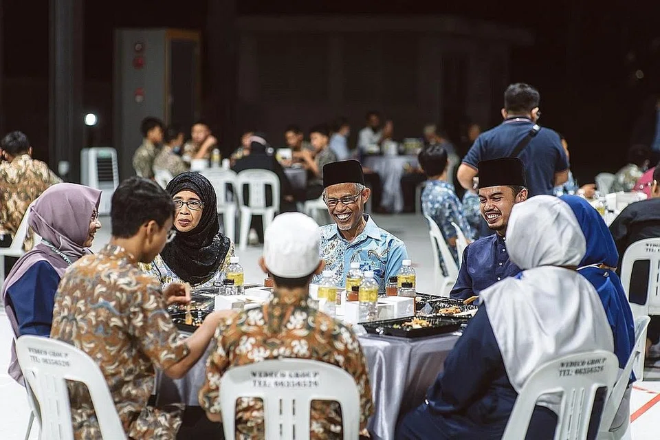 BERBUKA PUASA: Encik Masagos hadiri acara berbuka puasa bersama anak-anak yang menetap di RKM dan berpeluang meninjau premis barunya (bawah) di Pasir Ris, pada Jumaat lepas. Ia merupakan acara fizikal rasmi pertama di premis rumah kebajikan baru itu sejak pemindahan mereka dari Bedok North Street 3, pada Jun lalu. - Foto-foto FACEBOOK MASAGOS