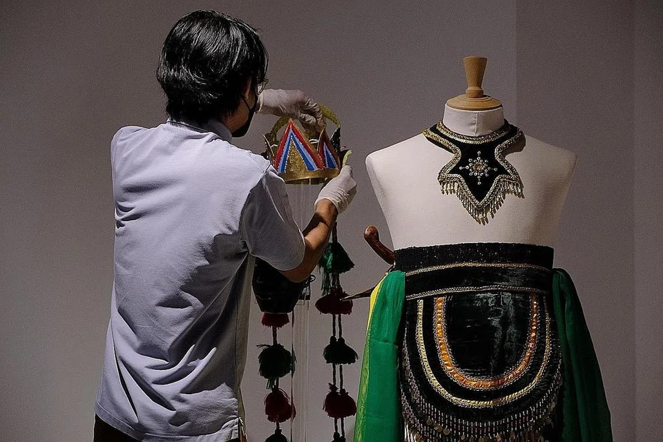 PANJI: Dengan topeng hijau, Panji adalah seorang wira daripada kisah pahlawan budaya Jawa. Pakaian ini digunakan dalam tarian. 