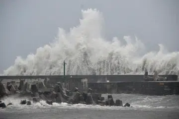 Gambar yang diambil dan dikeluarkan oleh Agensi Berita Pusat Taiwan (CNA) pada 13 Ogos 2025 ini menunjukkan ombak yang terhasil akibat Taufan Podul membadai pesisir pantai di Taitung. Ribuan penduduk berlindung dan para nelayan menambat bot mereka di seluruh wilayah selatan Taiwan yang dilanda ribut pada 13 Ogos ketika Taufan Podul semakin menguat dalam perjalanannya menuju ke pulau itu.