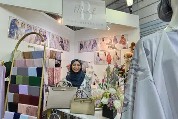 Cik Mizah Rahim Bramhall, seorang warga Singapura, merupakan pengasas Mizah B, sebuah perniagaan busana dalam talian yang menjual tudung dan abaya Muslimah moden beraneka corak dan warna, yang direkanya sendiri.