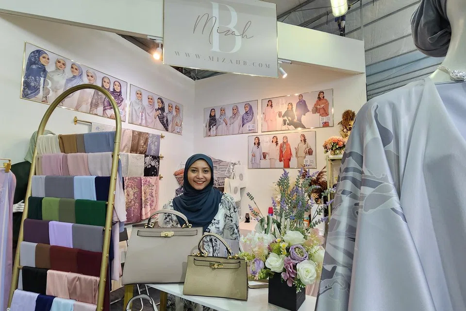 Cik Mizah Rahim Bramhall, seorang warga Singapura, merupakan pengasas Mizah B, sebuah perniagaan busana dalam talian yang menjual tudung dan abaya Muslimah moden beraneka corak dan warna, yang direkanya sendiri.