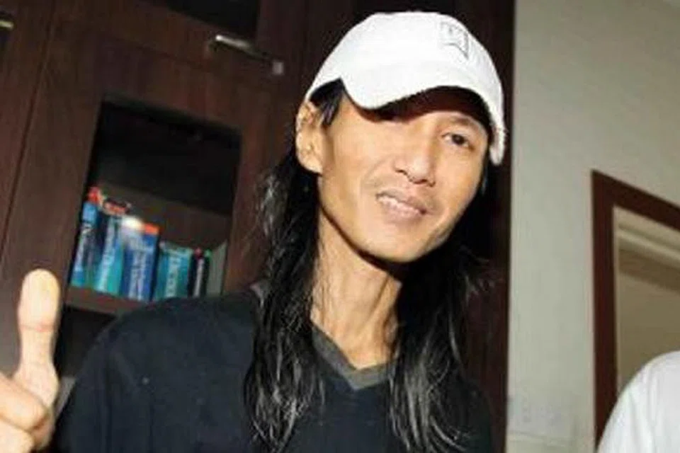 ZAMANI: Dengan rela hati menyanyi sebab diminta secara baik selepas anggota polis itu memberitahu mereka adalah peminat Slam. - Foto BHM