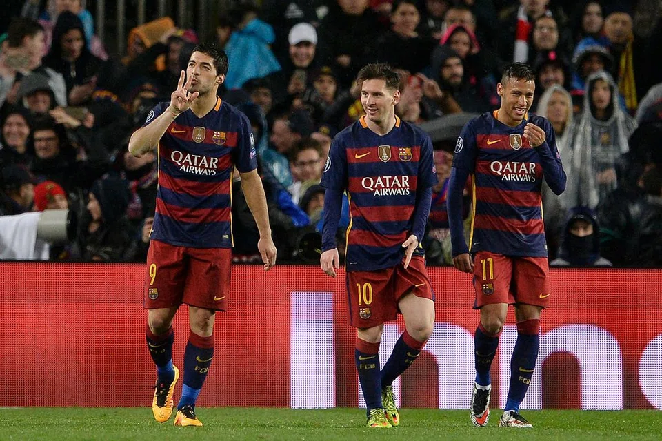 BUKAN 'SENIMAN BUJANG LAPUK': Trio penyerang Barcelona (dari kiri) Suarez, Messi dan Neymar bertanggungjawab menjaringkan lebih 100 gol bagi Barcelona musim ini. - Foto AFP
