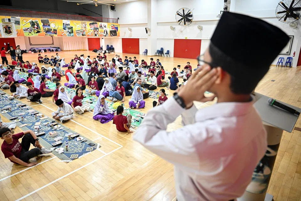 Pelajar Madrasah Wak Tanjong Al-Islamiah, Muhammad Rashdan Mohamed Khairullah, melaungkan azan maghrib di majlis iftar bersama  Sekolah Tinggi Dunman dan Madrasah Wak Tanjong Al-Islamiah pada 28 Mac.