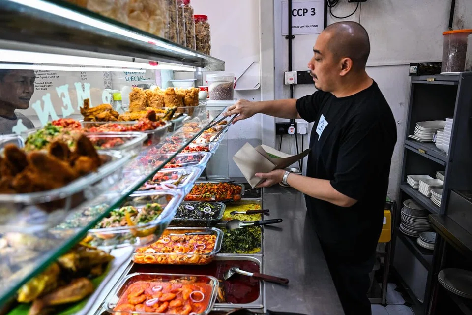Antara hidangan yang menjadi tarikan utama Sabar Menanti ialah rendang daging lembu, resipi turun-temurun yang kekal sebagai hidangan istimewa restoran itu.