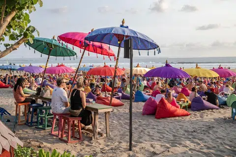 Pelancong duduk di Pantai Kuta, Bali, Indonesia, 27 September 2023. Hari Pelancongan Sedunia disambut setiap tahun pada 27 September bagi menekankan kepentingan sosial, budaya, ekonomi dan politik industri pelancongan di seluruh dunia. Industri pelancongan juga berdepan pelbagai cabaran global termasuk ketidakstabilan ekonomi dan politik, isu alam sekitar serta tekanan tinggi terhadap infrastruktur dan perumahan di destinasi popular.