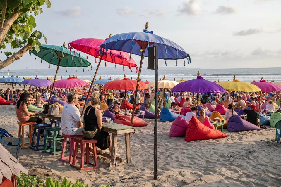 Pelancong duduk di Pantai Kuta, Bali, Indonesia, 27 September 2023. Hari Pelancongan Sedunia disambut setiap tahun pada 27 September bagi menekankan kepentingan sosial, budaya, ekonomi dan politik industri pelancongan di seluruh dunia. Industri pelancongan juga berdepan pelbagai cabaran global termasuk ketidakstabilan ekonomi dan politik, isu alam sekitar serta tekanan tinggi terhadap infrastruktur dan perumahan di destinasi popular.