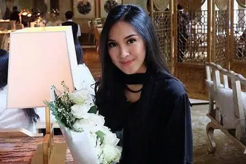 CORAK KERJAYA SENDIRI: Afifah Qamariah Yusuf, yang mewarisi bakat menyanyi ibunya Hetty Koes Endang, berharap dapat membina kerjaya nyanyiannya sendiri dengan galakan orang tuanya.