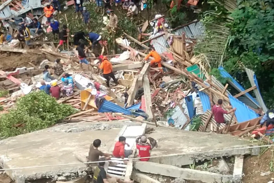 Gambar yang diedarkan Agensi Pengurusan Bencana Negara, menunjukkan para anggota penyelamat dan penduduk mencari mangsa yang masih terperangkap dalam kejadian tanah runtuh di Tana Toraja, Indonesia, pada 14 April.  Sekurang-kurangnya 19 maut akibat bencana itu.