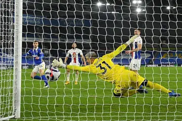 SUKAR UNTUK DIPERCAYAI: Pemain Brighton, Joel Veltman (paling kiri) menyamakan kedudukan dalam perlawanan menentang Crystal Palace namun berasa tidak puas hati apabila pasukannya akhirnya kecundang 2-1 walaupun mencipta lebih banyak peluang berbanding pasukan lawan. - Foto AFP 