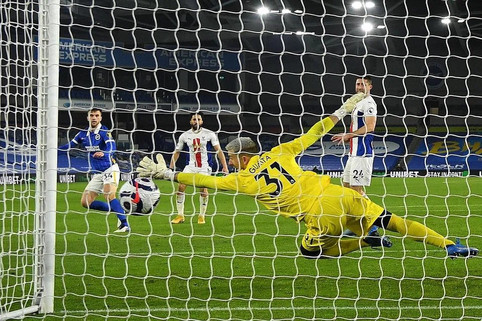 SUKAR UNTUK DIPERCAYAI: Pemain Brighton, Joel Veltman (paling kiri) menyamakan kedudukan dalam perlawanan menentang Crystal Palace namun berasa tidak puas hati apabila pasukannya akhirnya kecundang 2-1 walaupun mencipta lebih banyak peluang berbanding pasukan lawan. - Foto AFP 