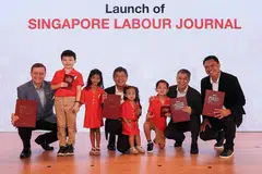 PELANCARAN JURNAL PERTAMA: (Dari kiri) Naib Presiden Snef, Encik Alexander C. Melchers; Setiausaha Agung NTUC, Encik Ng Chee Meng; Dekan Pusat Pengajian Ekonomi SMU, Profesor Hoon Hian Teck; dan Penolong Setiausaha Agung, Encik Patrick Tay, bergambar bersama anak-anak kakitangan NTUC semasa pelancaran jurnal tersebut semalam. - Foto ZAOBAO