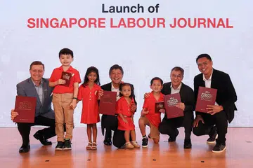 PELANCARAN JURNAL PERTAMA: (Dari kiri) Naib Presiden Snef, Encik Alexander C. Melchers; Setiausaha Agung NTUC, Encik Ng Chee Meng; Dekan Pusat Pengajian Ekonomi SMU, Profesor Hoon Hian Teck; dan Penolong Setiausaha Agung, Encik Patrick Tay, bergambar bersama anak-anak kakitangan NTUC semasa pelancaran jurnal tersebut semalam. - Foto ZAOBAO