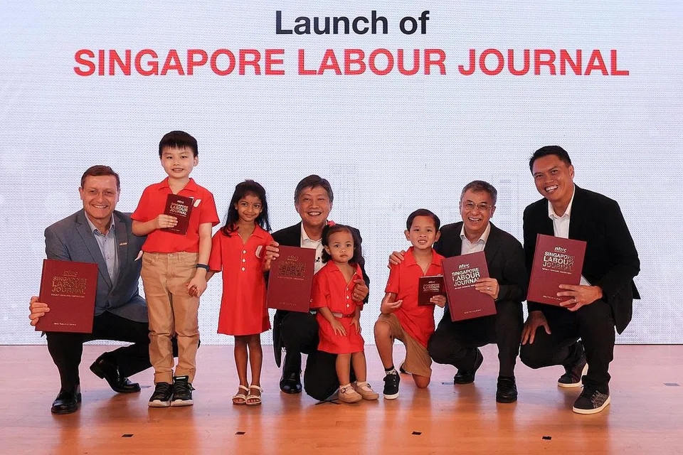 PELANCARAN JURNAL PERTAMA: (Dari kiri) Naib Presiden Snef, Encik Alexander C. Melchers; Setiausaha Agung NTUC, Encik Ng Chee Meng; Dekan Pusat Pengajian Ekonomi SMU, Profesor Hoon Hian Teck; dan Penolong Setiausaha Agung, Encik Patrick Tay, bergambar bersama anak-anak kakitangan NTUC semasa pelancaran jurnal tersebut semalam. - Foto ZAOBAO