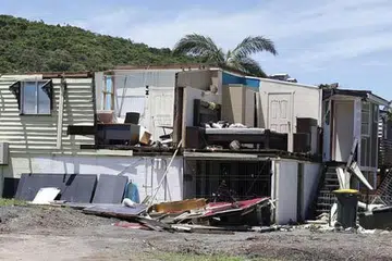 ROSAK TERUK: Taufan Marcia meranapkan bumbung dan sebahagian dinding rumah di bandar pesisiran Yeppoon, Australia. - Foto REUTERS
