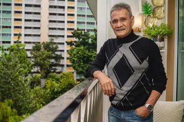 MASIH BUAT LAGU: J. Mizan muncul dengan dua lagu baru, 'Tidak Kembali' dan 'Raya Raya', demi mengubati rindu peminat dan kotakan impian rakam lagu Hari Raya pertama dalam tempoh 50 tahun menyanyi. Foto dirakam di balkoni rumah anak saudaranya, Salleh Nanang, (juga pencipta lagu Mizan) di Yishun Ring Road. - Foto BM oleh NUR DIYANA TAHA 