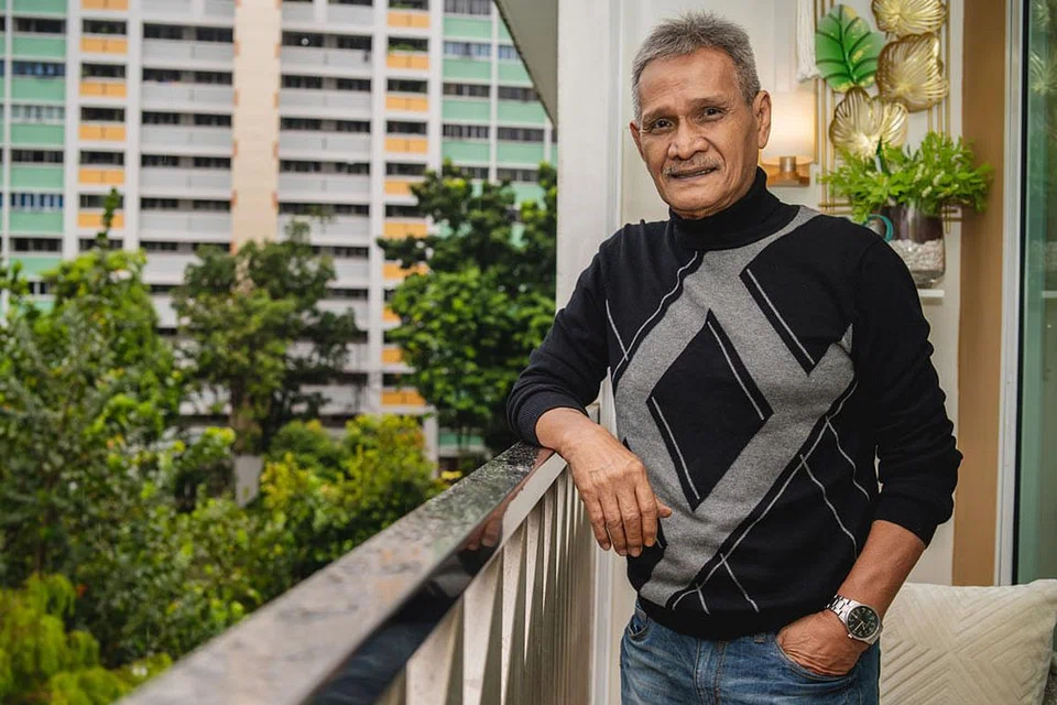 MASIH BUAT LAGU: J. Mizan muncul dengan dua lagu baru, 'Tidak Kembali' dan 'Raya Raya', demi mengubati rindu peminat dan kotakan impian rakam lagu Hari Raya pertama dalam tempoh 50 tahun menyanyi. Foto dirakam di balkoni rumah anak saudaranya, Salleh Nanang, (juga pencipta lagu Mizan) di Yishun Ring Road. - Foto BM oleh NUR DIYANA TAHA 