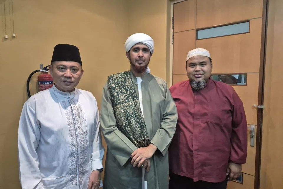 Pengerusi Eksekutif Masjid Darul Makmur, Encik Izuan Mohd Rais (kanan), bersama Habib Ali Zaenal Abidin (tengah) dan Superintenden Masjid Daerah Utara, Encik Yacob Ahmad, semasa majlis ‘Maulid4All’ bertempat di Masjid An-Nahdhah di Bishan. 