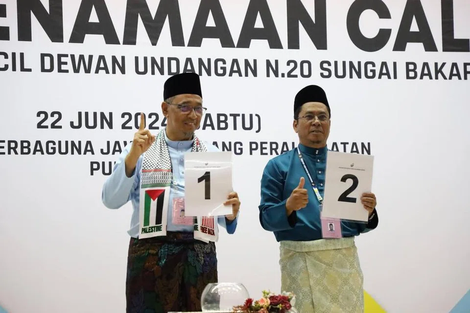 Pilihan Raya Kecil (PRK) Dewan Undangan Negeri (DUN) Sungai Bakap, Pulau Pinang, pada 6 Julai menyaksikan pertandingan satu lawan satu antara calon Kerajaan Perpaduan daripada Pakatan Harapan-Parti Keadilan Rakyat (PH-PKR), Dr Joohari Ariffin (kiri), dan calon pembangkang Perikatan Nasional-Parti Islam SeMalaysia (PN-PAS), Encik Abidin Ismail.