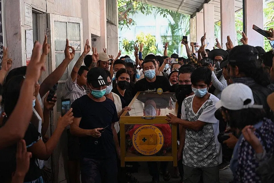 DIBUNUH JUNTA: Anggota keluarga seorang penunjuk perasaan yang dibunuh pasukan keselamatan dalam satu tindakan terhadap satu bantahan, mengiringi jenazah di luar Hospital Thingangyun di Yangon kelmarin. - Foto AFP