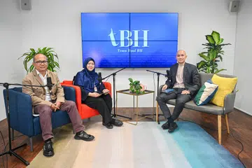 Pakar Timur Tengah, Dr Clemens Chay (kanan), dari Institut Timur Tengah (MEI), Universiti Nasional Singapura dalam sesi podcast, Temu Bual Berita Harian (TBH), yang dihos bersama Timbalan Editor Berita, Cik Nur Adilah Mahbob, dan  Editor Bersekutu (Kolumnis Kanan), Encik Nizam Ismail, menyentuh tentang krisis di Timur Tengah.