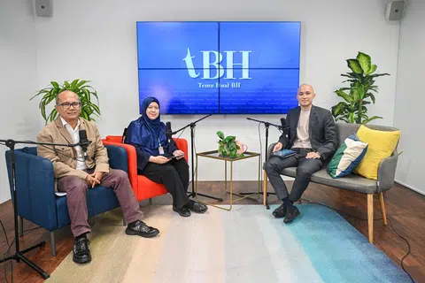 Pakar Timur Tengah, Dr Clemens Chay (kanan), dari Institut Timur Tengah (MEI), Universiti Nasional Singapura dalam sesi podcast, Temu Bual Berita Harian (TBH), yang dihos bersama Timbalan Editor Berita, Cik Nur Adilah Mahbob, dan  Editor Bersekutu (Kolumnis Kanan), Encik Nizam Ismail, menyentuh tentang krisis di Timur Tengah.