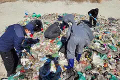 Penjawat awam dari jabatan sanitasi tempatan menggeledah timbunan sampah di pusat pemprosesan pelupusan sampah bagi membantu seorang wanita mencari wang sebanyak 26 juta won yang secara tidak sengaja dibuang di Bandar Sejong pada 24 Februari.