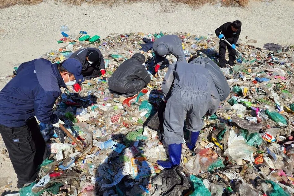 Penjawat awam dari jabatan sanitasi tempatan menggeledah timbunan sampah di pusat pemprosesan pelupusan sampah bagi membantu seorang wanita mencari wang sebanyak 26 juta won yang secara tidak sengaja dibuang di Bandar Sejong pada 24 Februari.