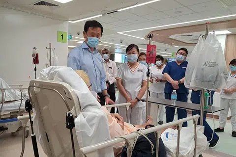 Dua wad perubatan akut di Hospital Besar Singapura (SGH) memberi perkhidmatan kepada pesakit yang telah dinilai memerlukan penjagaan segera, namun tidak berada dalam keadaan sakit kritikal.