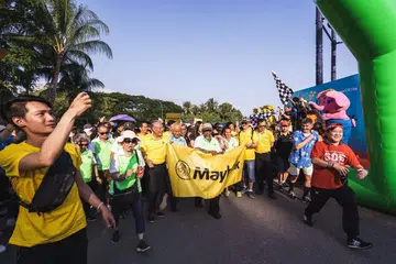 SOKONG KERJA AMAL: Permulaan acara Jalan Kaki Amal di Sentosa Pahlawan Green yang disertai lebih daripada 2,000 kakitangan Maybank serta keluarga dan rakan-rakan mereka adalah antara kegiatan yang dianjurkan bagi mengutip dana bernilai $500,000. - Foto MAYBANK SINGAPORE