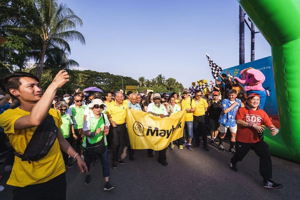 SOKONG KERJA AMAL: Permulaan acara Jalan Kaki Amal di Sentosa Pahlawan Green yang disertai lebih daripada 2,000 kakitangan Maybank serta keluarga dan rakan-rakan mereka adalah antara kegiatan yang dianjurkan bagi mengutip dana bernilai $500,000. - Foto MAYBANK SINGAPORE