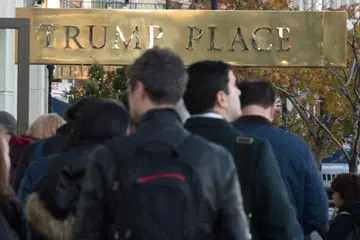AKAN DIBERI NAMA BARU: Penghuni Trump Place telah menggesa agar nama itu ditukar kerana malu tinggal di bangunan yang dikaitkan dengan Encik Donald Trump. - Foto AFP
