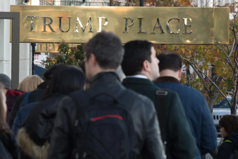 AKAN DIBERI NAMA BARU: Penghuni Trump Place telah menggesa agar nama itu ditukar kerana malu tinggal di bangunan yang dikaitkan dengan Encik Donald Trump. - Foto AFP