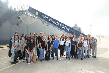 SATU PENGALAMAN: Seramai 22 peserta diberi peluang menaiki kapal tangki ‘Endurance-class Landing Ship Tank (LST) RSS Endeavour’  sempena Program Penyerapan Pertahanan (DIP)  yang berlangsung pada 13 hingga 14 November. 